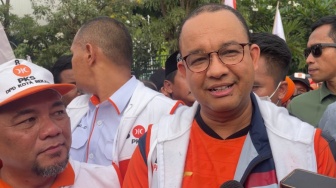 Viral Foto Anies Baswedan Pegang Celana Dalam Wanita, Ternyata Hoaks