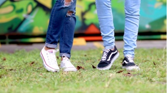 4 Momen Liburan yang Nggak Cocok Pakai Sneakers, Say Goodbye to Sneakers!