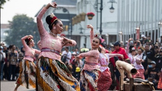 Peserta parade mengikuti pawai Festival Asia Afrika 2023 di Bandung, Jawa Barat, Sabtu (29/7/2023). [ANTARA FOTO/M Agung Rajasa/nym]