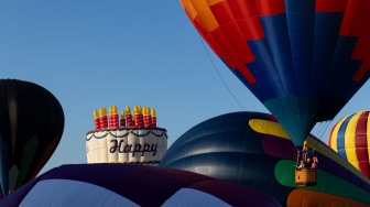 Sebuah balon udara lepas landas selama Festival Balon Tahunan New Jersey ke-40 di Bandara Solberg, Readington, New Jersey, Jumat (28/7/2023). [Julia Nikhinson / AFP]