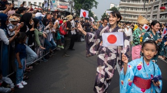 Peserta parade mengikuti pawai Festival Asia Afrika 2023 di Bandung, Jawa Barat, Sabtu (29/7/2023).[ANTARA FOTO/M Agung Rajasa/nym]