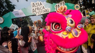 Peserta parade mengikuti pawai Festival Asia Afrika 2023 di Bandung, Jawa Barat, Sabtu (29/7/2023). [ANTARA FOTO/M Agung Rajasa/nym]