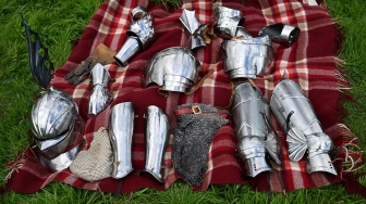 Perlengkapan baju zirah milik salah seorang peserta yang akan digunakan untuk berkompetisi dalam acara jousting Joust Legendaris di Kastil Kenilworth, Coventry, Inggris, Sabtu (29/7/2023). [Oli SCARFF / AFP]