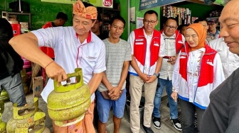 Pastikan Pasokan Aman, Dirut Pertamina Blusukan Pantau Ketersediaan LPG 3 Kg di Bali