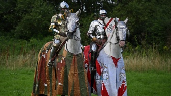 Para peserta menunggu diatas kudanya untuk berkompetisi dalam acara jousting Joust Legendaris di Kastil Kenilworth, Coventry, Inggris, Sabtu (29/7/2023). [Oli SCARFF / AFP]