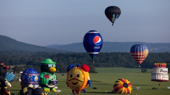 Balon udara lepas landas selama Festival Balon Tahunan New Jersey ke-40 di Bandara Solberg, Readington, New Jersey, Jumat (28/7/2023). [Julia Nikhinson / AFP]