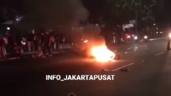 Pemotor Tewas usai Terlibat Kecelakaan di Kemayoran, Motornya Terbakar!