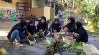 Mahasiswa KKN UIN KHAS Jember Tanam Bunga di Taman Baca Desa Sumberlesung