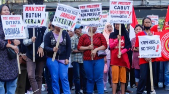 Massa yang tergabung dalam Solidaritas Perjuangan Pekerja Migran Indonesia melalukan aksi di sekitar Patung Kuda, Jakarta, Senin (31/7/2023). [Suara.com/Alfian Winanto]