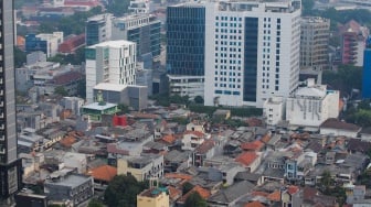 Permukiman dan gedung bertingkat dilihat dari ketinggian di Jakarta, Senin (31/7/2023). [Suara.com/Alfian Winanto]