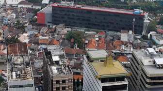 Permukiman dan gedung bertingkat dilihat dari ketinggian di Jakarta, Senin (31/7/2023). [Suara.com/Alfian Winanto]