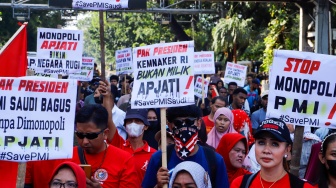 Massa yang tergabung dalam Solidaritas Perjuangan Pekerja Migran Indonesia melalukan aksi di sekitar Patung Kuda, Jakarta, Senin (31/7/2023). [Suara.com/Alfian Winanto]