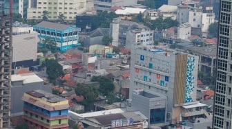 Permukiman dan gedung bertingkat dilihat dari ketinggian di Jakarta, Senin (31/7/2023). [Suara.com/Alfian Winanto]