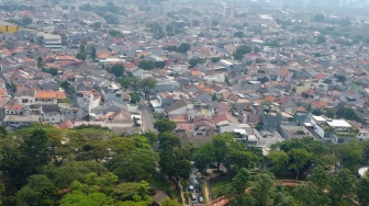 Permukiman penduduk dilihat dari ketinggian di Jakarta, Senin (31/7/2023). [Suara.com/Alfian Winanto]