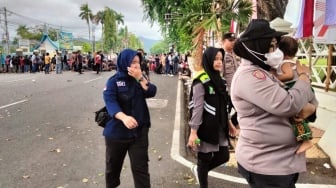 Demonstrasi Hari Kedua Warga Pasaman Barat di Kantor Gubernur Sumbar, Seorang Balita Dievakuasi