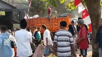 Viral, Warga Jogja Berebut Buang Sampah ke Truk Pengangkut Usai TPST Piyungan Ditutup