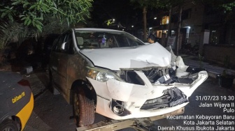 Brak! Minibus Tabrak Enam Motor dan Tiang Lampu Merah hingga Roboh di Jalan Fatmawati Jaksel