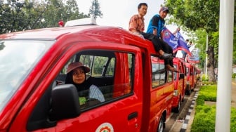 Sejumlah sopir angkutan umum Koperasi Wahana Kalpika (KWK) menggelar aksi di Balaikota, Jakarta, Rabu (2/8/2023). [Suara.com/Alfian Winanto]