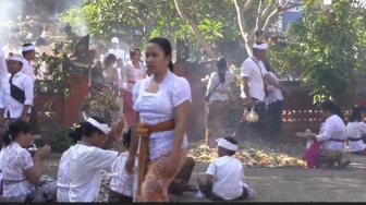 Hari Raya Galungan, Umat Hindu di Pura Dalem Karang Jangkong Membludak