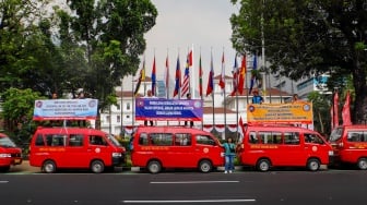 Puluhan Sopir Angkot Geruduk Balaikota Jakarta