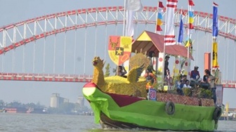 Sedang Berlangsung! Live Streaming Lomba Bidar Dan Parade Perahu Hias di Sungai Musi