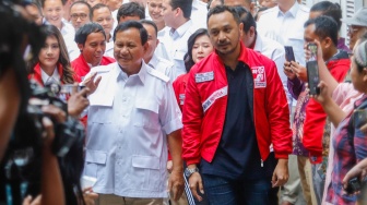 Ketua Umum Partai Gerindra Prabowo Subianto (kiri) bersama dengan Ketua Umum Partai Solidaritas Indonesia (PSI) Giring Ganesha (kanan) saat tiba di Kantor DPP PSI, Jakarta Pusat, Rabu (2/8/2023). [Suara.com/Alfian Winanto]