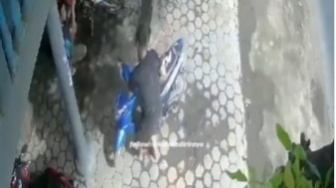 Pelajaran Buat Orang Tua, Viral Video Bocah di Kediri Tak Sengaja Tarik Gas Motor Matic hingga Terjatuh