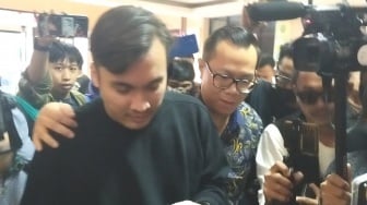 Tangan Diperban dan Tampak Menahan Sakit, Rendy Kjaernett Hadiri Sidang Mediasi Cerai