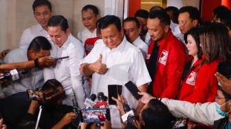 Ketua Umum Partai Gerindra Prabowo Subianto (tengah) menemui awak media usai menggelar pertemuan di DPP Partai Solidaritas Indonesia (PSI), Jakarta Pusat, Rabu (2/8/2023). [Suara.com/Alfian Winanto]