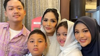 Aurel Hermansyah Dulu Lulusan Mana? Kini Sang Adik Tiri Sekolah di SMP Elite