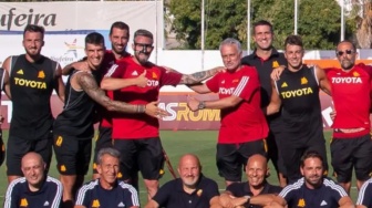 Posting Foto dengan Pemain Khayalan, Cara Jose Mourinho Sindir AS Roma yang Pasif di Bursa Transfer