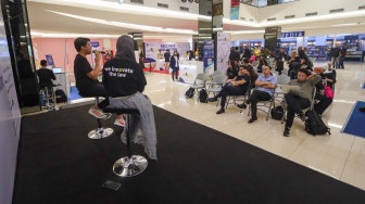 Product Marketing Manager Privy Mohammad Idham Barieq (kiri) memberikan materi saat Talkshow RPC Hukum Online Run 2023 di FX Sudirman, Jakarta, Kamis (3/8/2023). [Suara.com/Alfian Winanto]