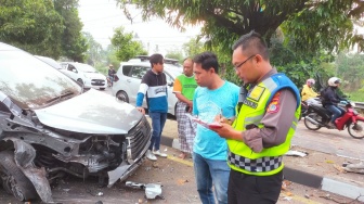 Tiba-tiba Oleng, Mobil Innova Tabrak Pot Tanaman Kota di Sleman