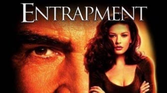 Sinopsis Entrapment, Aksi Catherine Zeta-Jones Lumpuhkan Sean Connery Si Pencuri Ulung