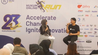 Product Marketing Manager Privy Mohammad Idham Barieq (kanan) memberikan materi saat Talkshow RPC Hukum Online Run 2023 di FX Sudirman, Jakarta, Kamis (3/8/2023). [Suara.com/Alfian Winanto]