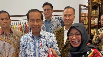 Presiden Jokowi Terpikat Batik Produksi Nasabah PNM di GBN 2023