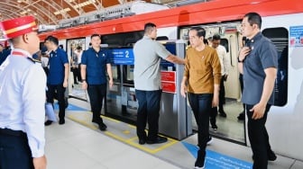 Presiden Joko Widodo atau Jokowi menjajal LRT Jabodebek dari Stasiun Harjamukti, Depok hingga Stasiun Dukuh Atas, Jakarta Pusat, Kamis (3/8/2023). [Foto: Muchlis Jr - Biro Pers Sekretariat Presiden]