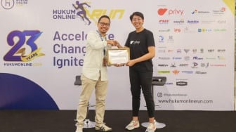 Product Marketing Manager Privy Mohammad Idham Barieq (kanan) memberikan materi saat Talkshow RPC Hukum Online Run 2023 di FX Sudirman, Jakarta, Kamis (3/8/2023). [Suara.com/Alfian Winanto]