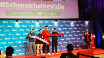 Seru! Peter Schmeichel Sapa Fans Manchester United di Jakarta