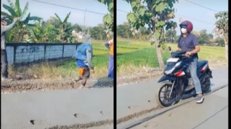 Pemotor Nekat Terobos Jalan Cor Basah, Pekerja Ngamuk dan Mengejarnya