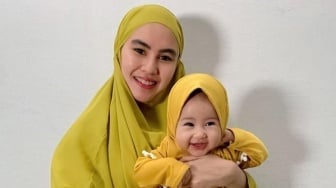 8 Anak Artis Belajar Berhijab Sejak Bayi Lucu dan Menggemaskan