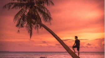 Pantai Tanjung Gelam, Tawarkan Pendar Senja Terindah di Karimunjawa