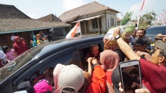 Momen Warga Boyolali Ramai-ramai Berikan Hasil Panen ke Ganjar