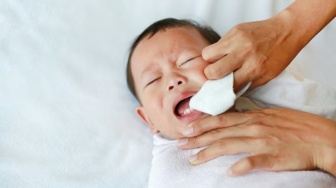 5 Tips Mengatasi Batuk Berdahak pada Bayi, Orang Tua Harus Tahu!