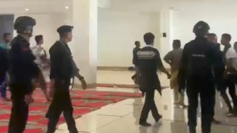 Heboh Video Polisi Injak Sajadah Masjid Raya Sumbar Saat Bubarkan Massa Air Bangis, Kapolda: Tidak Benar!