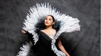 Pakai Gaun dari Sedotan Bekas, Prilly Latuconsina Menjelma Bak Dewi Lingkungan di Jember Fashion Carnaval