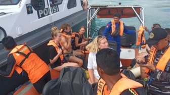 Kapal Wisata Pembawa 37 Turis Kandas di Perairan Pulau Kelor