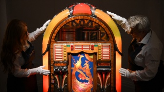 Jukebox Wurlitzer 1941 milik Freddie Mercury ditampilkan selama saat pratinjau pers menjelang lelang "Freddie Mercury: A World of His Own", di juru lelang Sotheby's di London, Inggris, Kamis (3/8/2023). [Daniel LEAL / AFP]