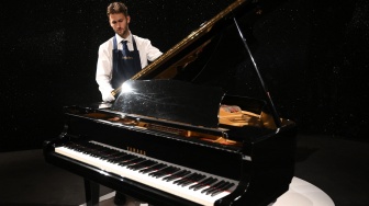 Grand piano Yamaha G-2 milik Freddie Mercury  ditampilkan selama saat pratinjau pers menjelang lelang "Freddie Mercury: A World of His Own", di juru lelang Sotheby's di London, Inggris, Kamis (3/8/2023). [Daniel LEAL / AFP]