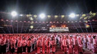 Ribuan peserta memainkan angklung saat pemecahan rekor dunia pagelaran angklung di Stadion Utama Gelora Bung Karno, Jakarta, Sabtu (5/8/2023). [ANTARA FOTO/Hafidz Mubarak A/Pool/aww]
